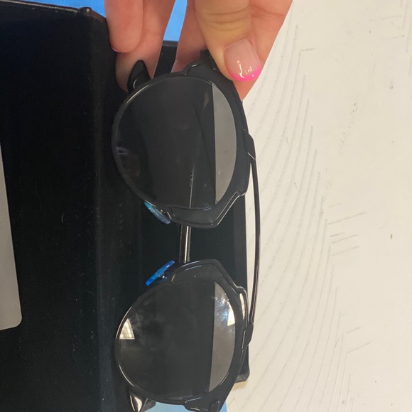 Dior So Real's Black on black, with mirrored accent. - Picture 4 of 9